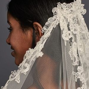 One Tier Cathedral Lace Applique Comb Veil